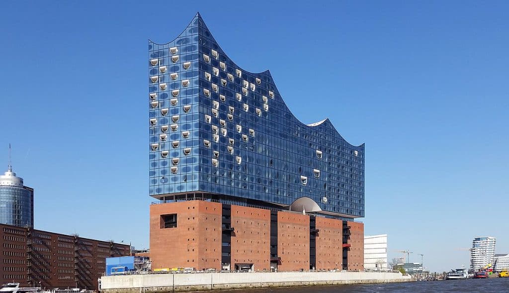 Exemple d'architecture en béton brut : la Philharmonie de l'Elbe à Hambourg