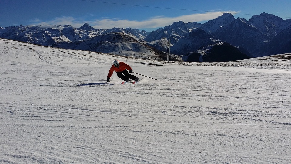 une personne qui descend une piste de ski