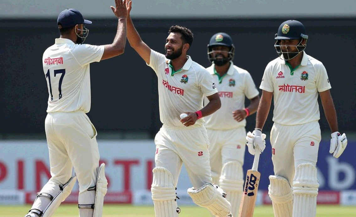 পাকিস্তানের সাদা বলের দুই ট্র্যাক: ফরহানের নতুন নেতৃত্ব, শাহিনের পুরনো বোঝা, আর যে নামগুলো তালিকায় নেই